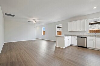 1023 Whispering Winds Dr in Beasley, TX - Building Photo - Building Photo