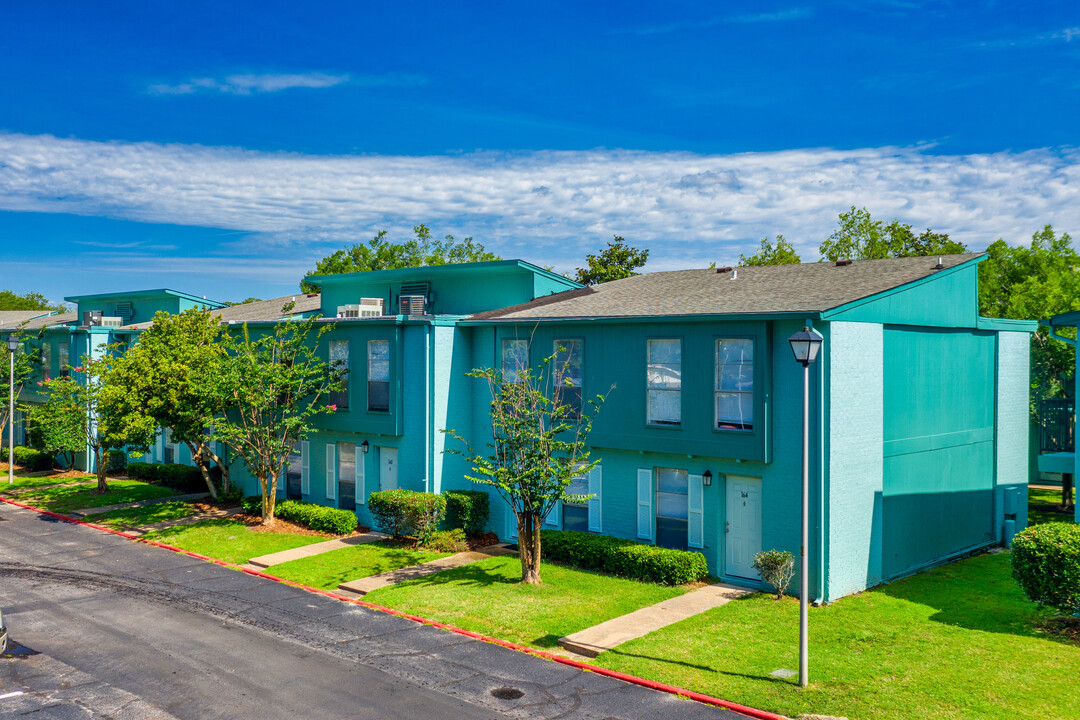 Fort Bayou Apartments in Ocean Springs, MS - Building Photo