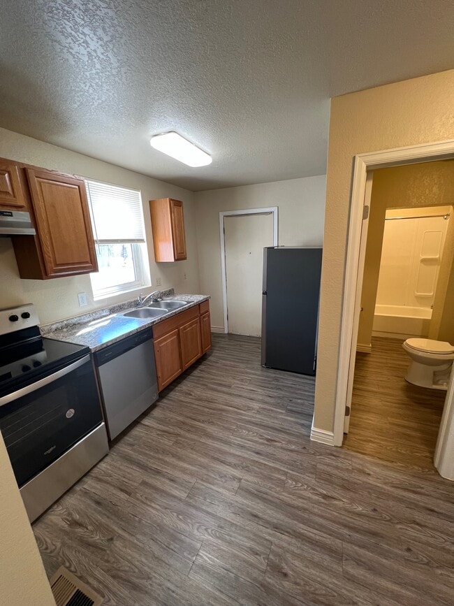 215 E Evans Ave, Unit Apartment A in Pueblo, CO - Foto de edificio - Building Photo