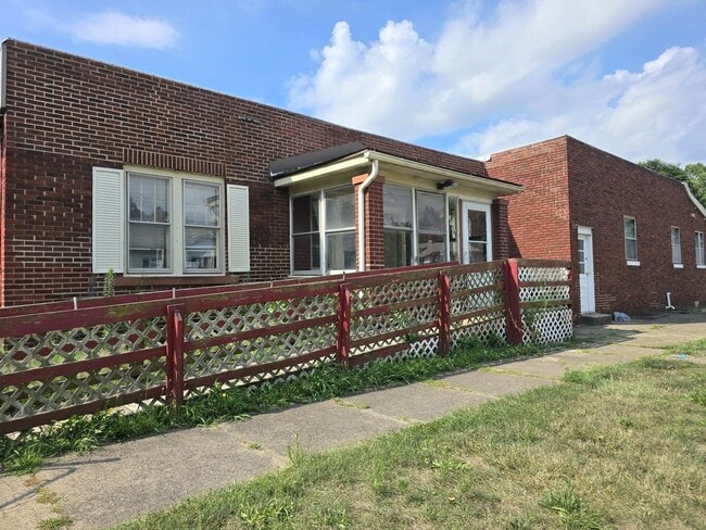 property at 802 S 27th St