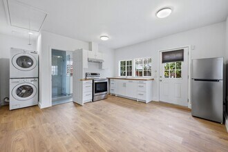 570 W Montana St in Pasadena, CA - Building Photo - Building Photo