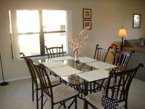 200 Uno Lago Dr, Unit 201 in Juno Beach, FL - Foto de edificio - Building Photo