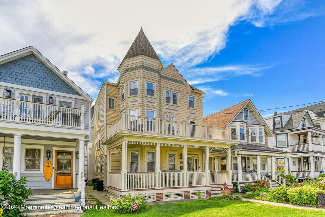 8 Surf Ave in Ocean Grove, NJ - Building Photo