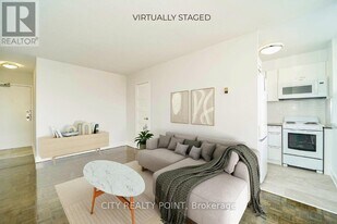 1500 Bathurst St in Toronto, ON - Building Photo