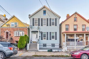 25 W 10th St in Bayonne, NJ - Building Photo