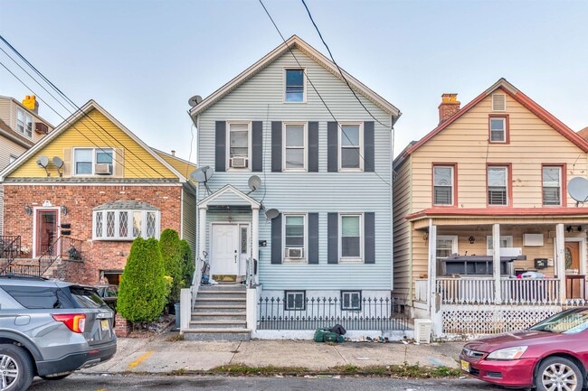 property at 25 W 10th St