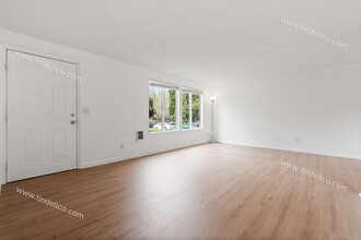 9137-9141-9141 N Adriatic Ave in Portland, OR - Foto de edificio - Building Photo