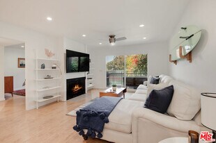 6476 Cavalleri Rd in Malibu, CA - Building Photo