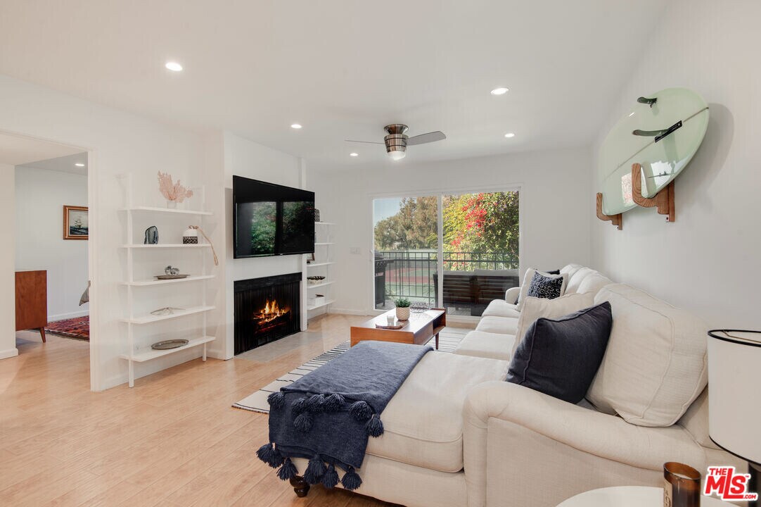 6476 Cavalleri Rd in Malibu, CA - Building Photo