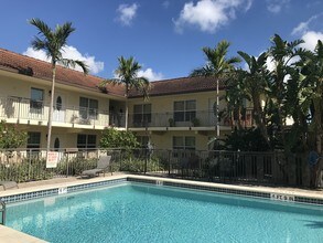 Le Bijou in Naples, FL - Foto de edificio - Building Photo