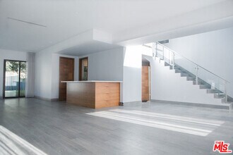 11200 Dona Lola Dr in Los Angeles, CA - Building Photo - Building Photo