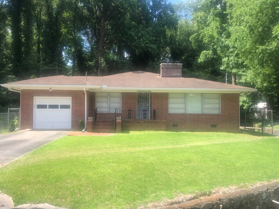 215 W Lake Dr NW in Atlanta, GA - Building Photo