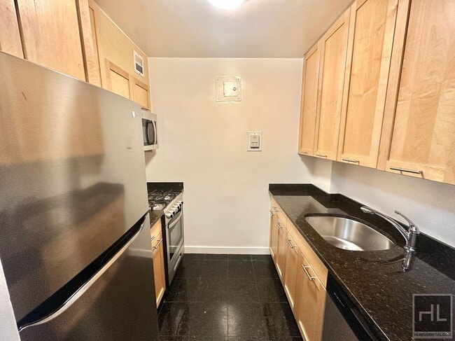 Fourth Avenue, Unit 10N in New York, NY - Building Photo - Building Photo