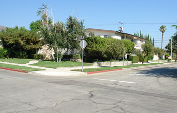 702 E Palm Ave in Burbank, CA - Building Photo - Building Photo