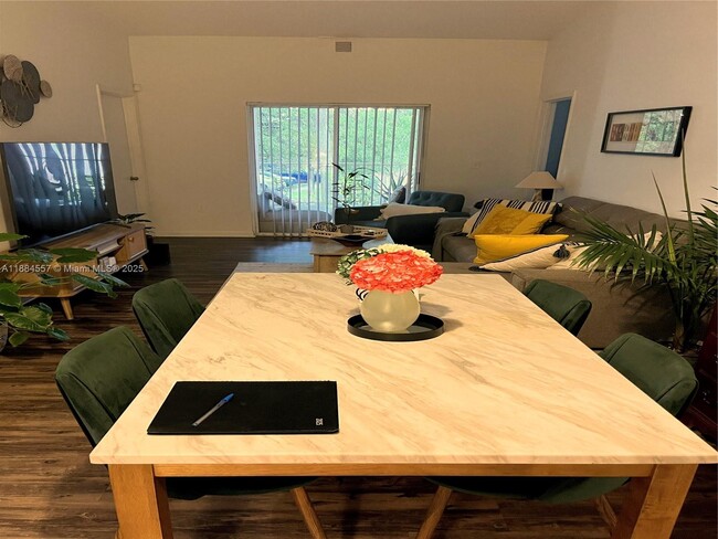 3211 Sabal Palm Manor in Hollywood, FL - Building Photo - Building Photo