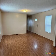 1323 Harris Hill Rd in San Marcos, TX - Foto de edificio - Building Photo
