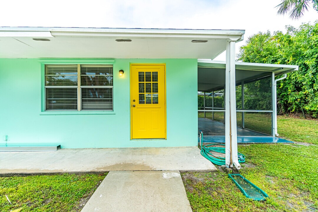 2566 NE Hickory Ave in Jensen Beach, FL - Building Photo