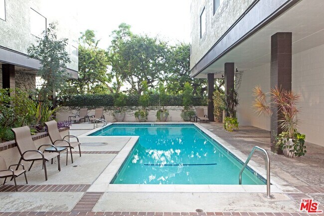 9000 Cynthia St in West Hollywood, CA - Building Photo - Building Photo