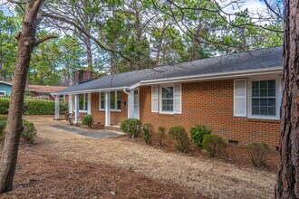 160 W Delaware Ave in Southern Pines, NC - Building Photo - Building Photo