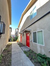 213 1/2 E 84th Pl in Los Angeles, CA - Foto de edificio - Building Photo