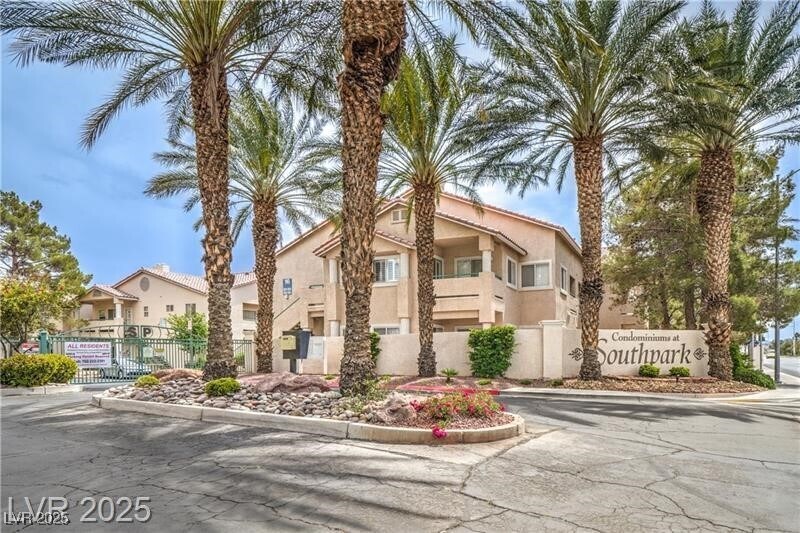 7450 S Eastern Ave in Las Vegas, NV - Building Photo