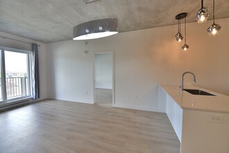 37 Brunswick Blvd in Dollard-des-Ormeaux, QC - Building Photo - Building Photo