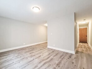 525 W Surf St, Unit B in Chicago, IL - Foto de edificio - Building Photo