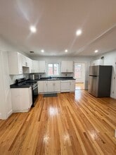 554 Main St, Unit 2 in Wakefield, MA - Foto de edificio - Building Photo