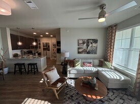 425 El Rio St in San Marcos, TX - Building Photo