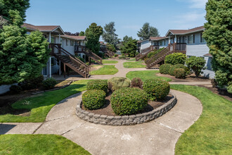 Devonshire Court Apartments in Salem, OR - Building Photo - Building Photo