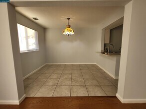 11 Range Ct in Hercules, CA - Building Photo - Building Photo