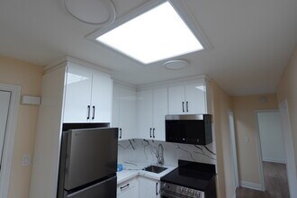 3136 Lake Shore Blvd W in Toronto, ON - Building Photo - Building Photo