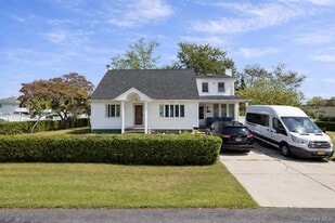 927 Jackson Ave in Lindenhurst, NY - Building Photo