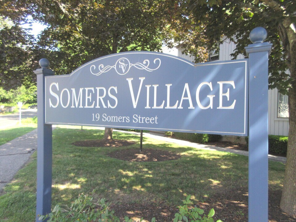 19 Somers St in Danbury, CT - Building Photo