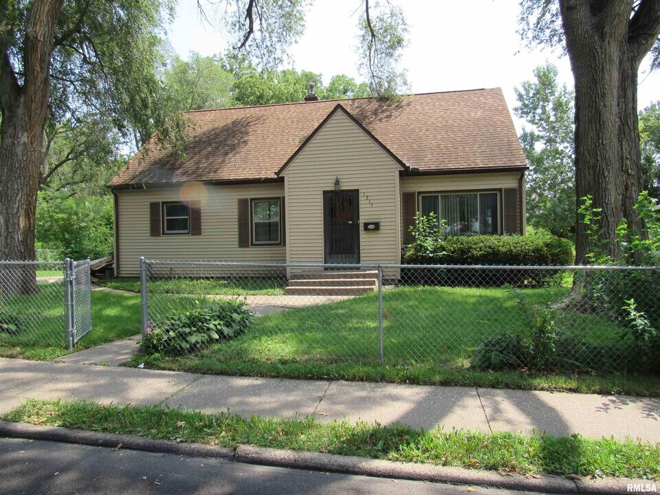 1215 Warren St in Davenport, IA - Building Photo