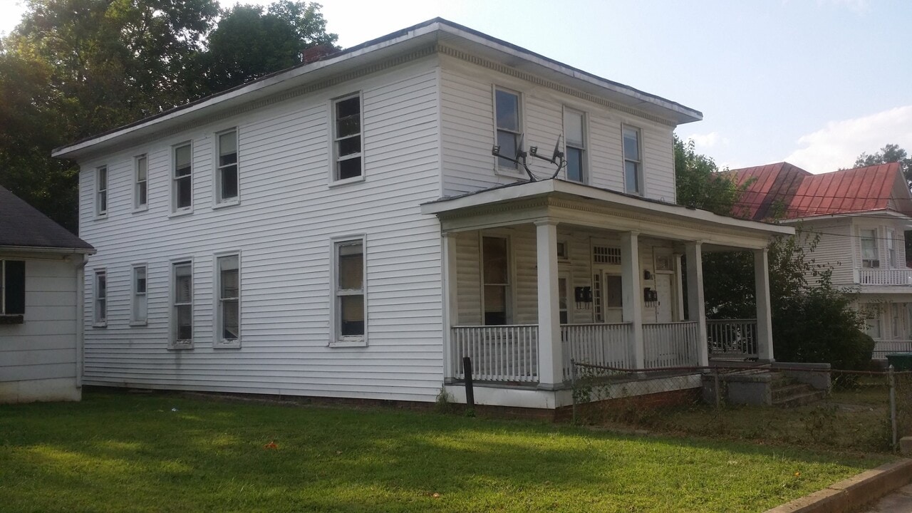 616 Harrison St in Petersburg, VA - Building Photo