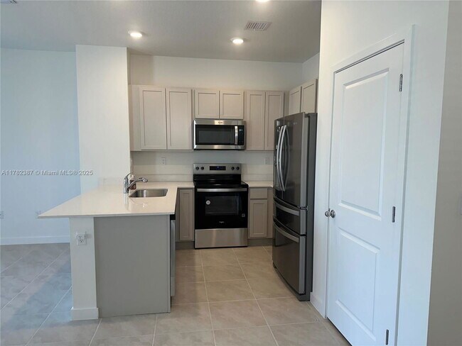 822 SW 11th Ter in Florida City, FL - Building Photo - Building Photo