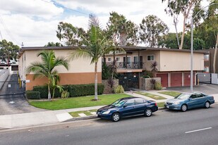 Spondee Apartments in Lakewood, CA - Building Photo