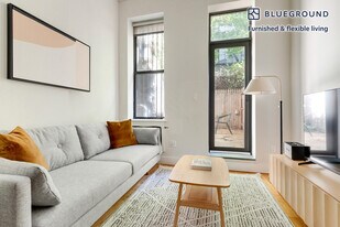 515 W 47th St in New York, NY - Building Photo