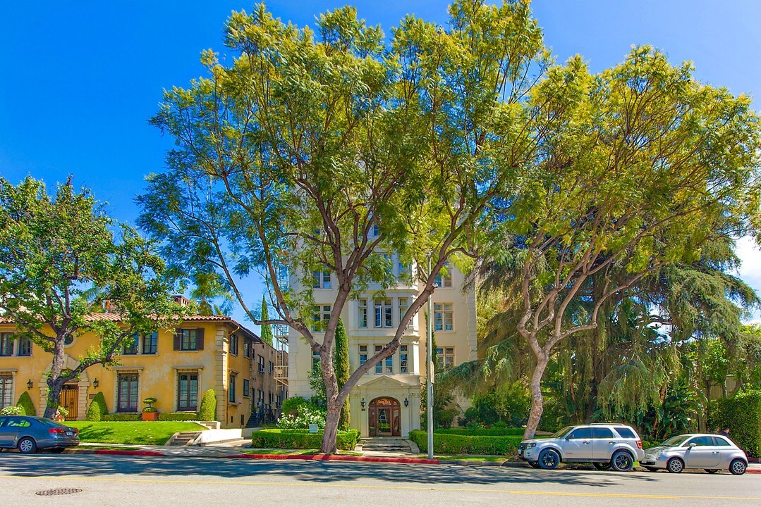 1360 N Crescent Heights Blvd in West Hollywood, CA - Building Photo