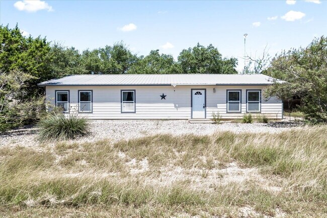 560 Private Rd 1515 in Bandera, TX - Foto de edificio - Building Photo