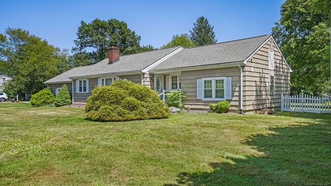 918 Daniels Farm Rd in Trumbull, CT - Building Photo - Building Photo