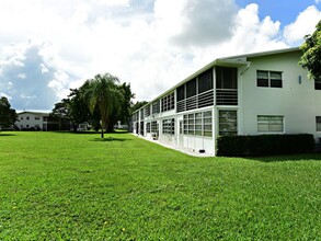 124 Oakridge H in Deerfield Beach, FL - Building Photo - Building Photo