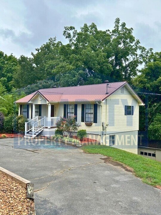2975 Highland Dr NE in Cleveland, TN - Building Photo