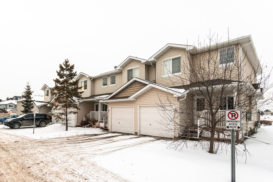 Silverberry Pointe in Edmonton, AB - Building Photo