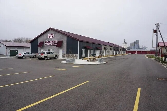 1708 N Riverfront Dr photo'