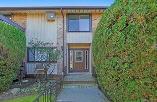 155 Sierra Vista Ln in Valley Cottage, NY - Building Photo