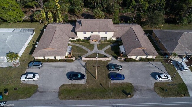 1001 SE 24th Ave in Cape Coral, FL - Foto de edificio - Building Photo