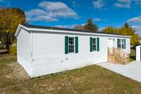 Channel View in Clay, MI - Foto de edificio - Building Photo