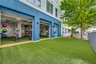 Lofts on Main in San Antonio, TX - Foto de edificio - Building Photo